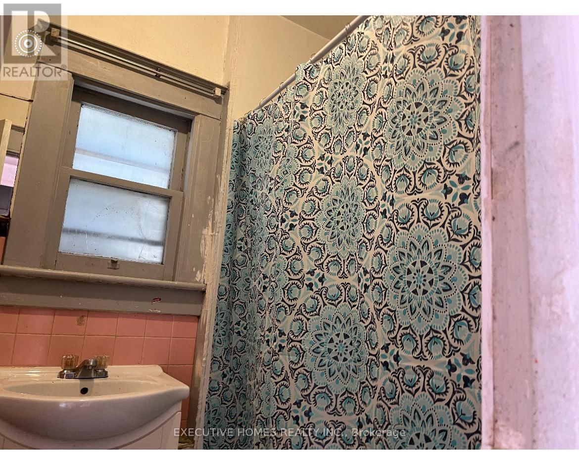 4548 VICTORIA AVENUE Image 5