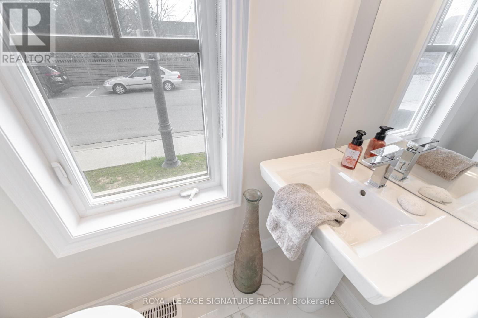 47 WINDSOR CIRCLE Image 20