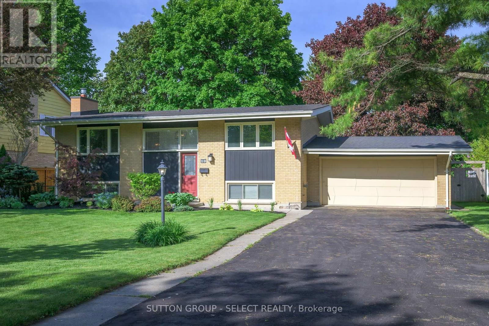 10 FARM MANOR COURT Image 1