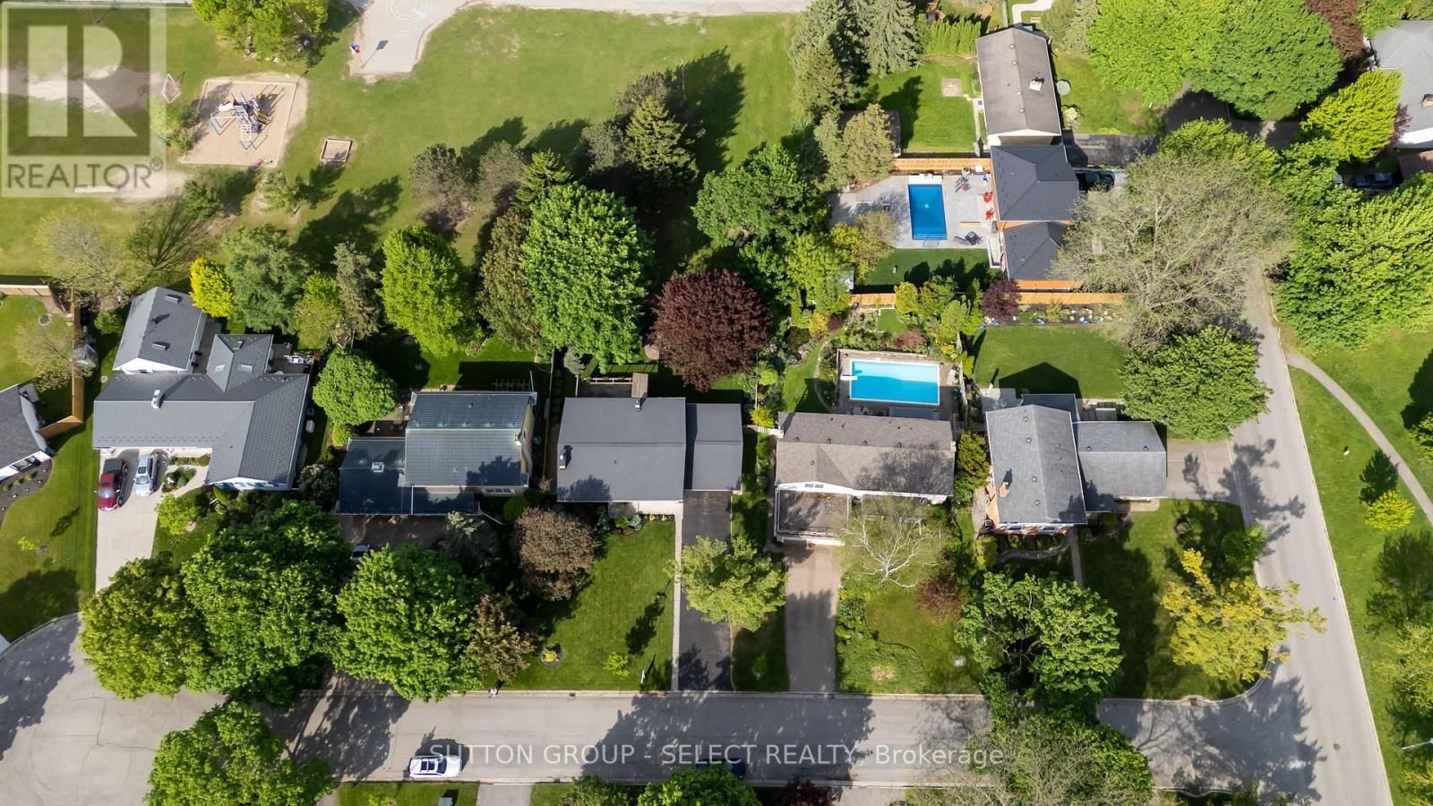 10 FARM MANOR COURT Image 3