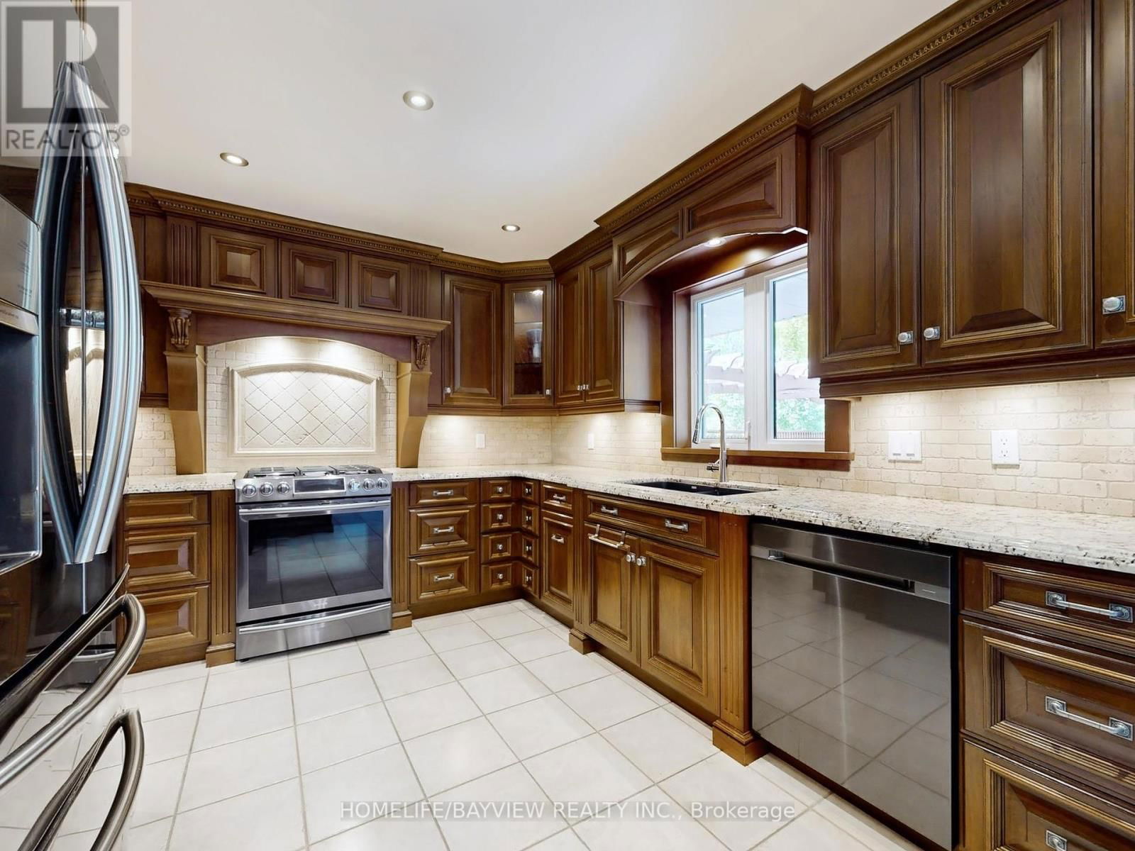 574 SANDBANKS CRESCENT Image 14