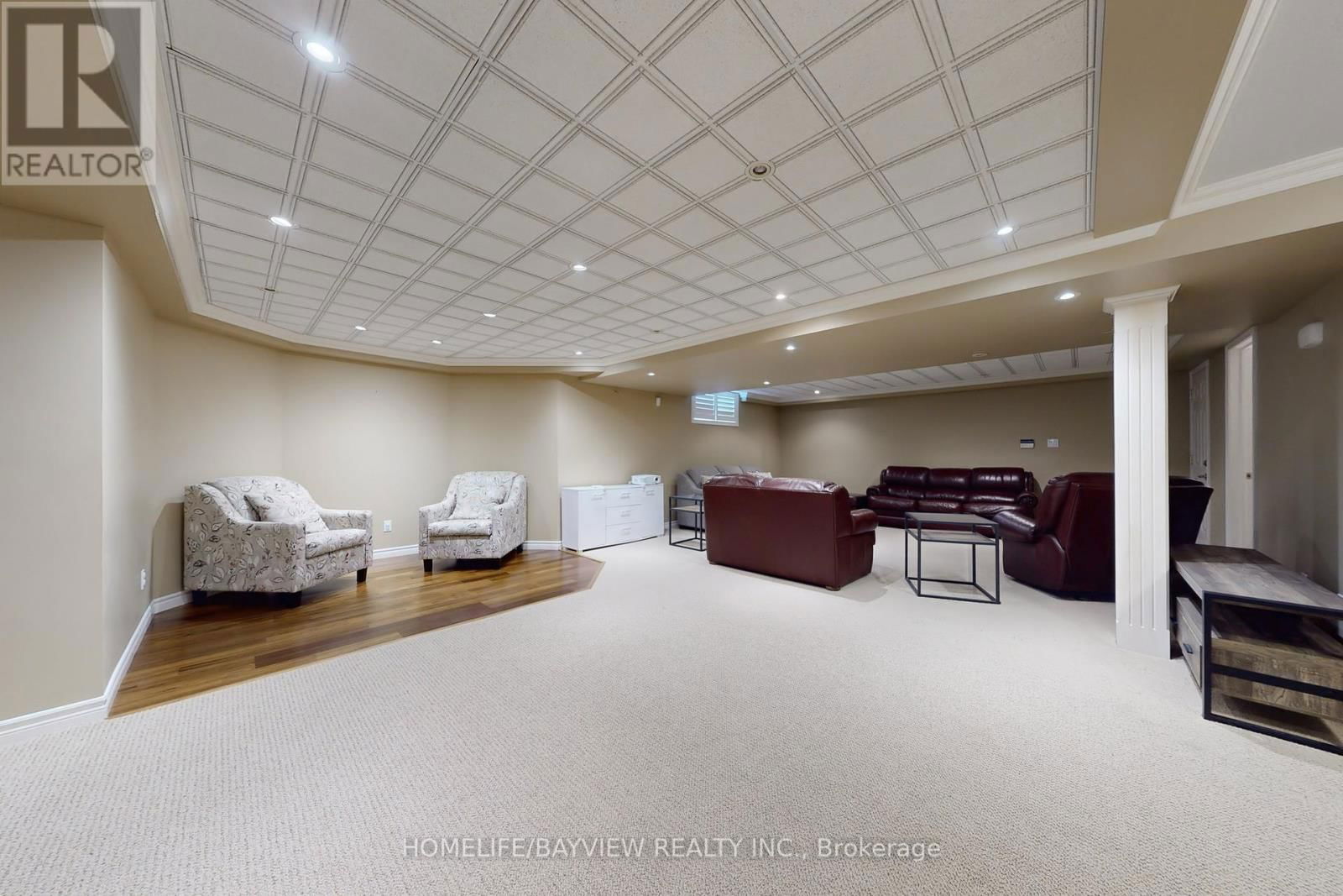 574 SANDBANKS CRESCENT Image 32