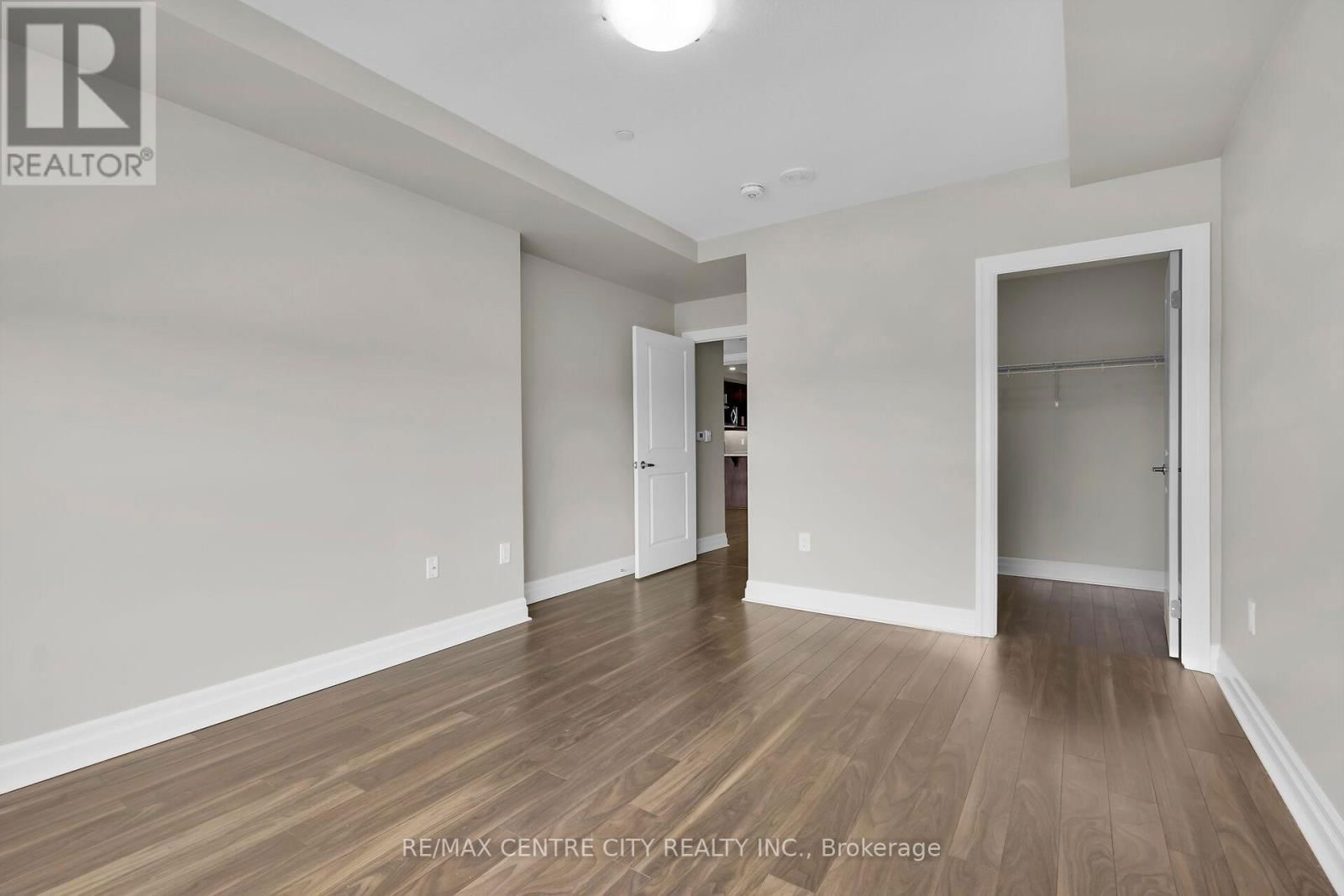 801 - 260 VILLAGEWALK BOULEVARD Image 12