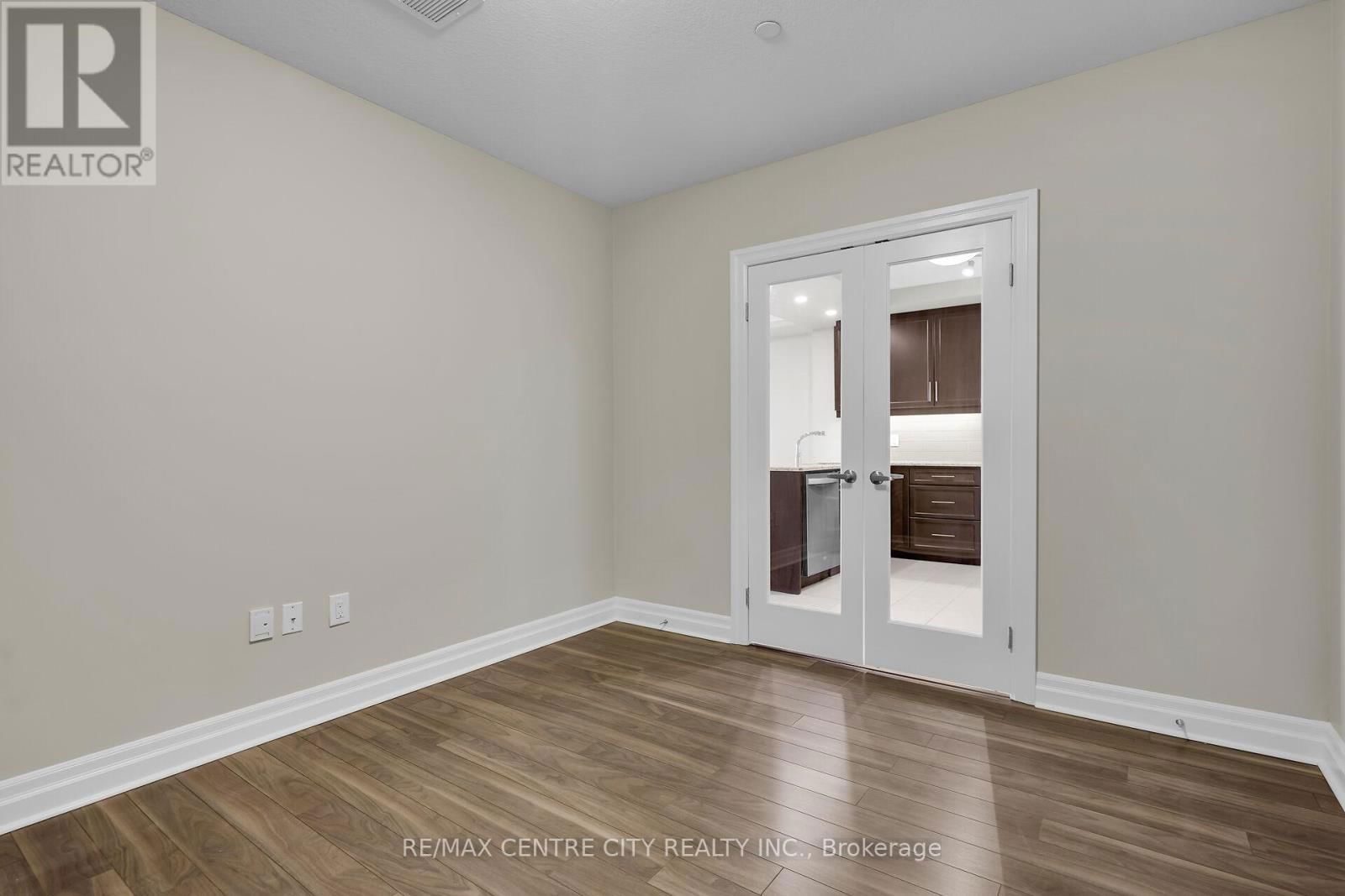 801 - 260 VILLAGEWALK BOULEVARD Image 15