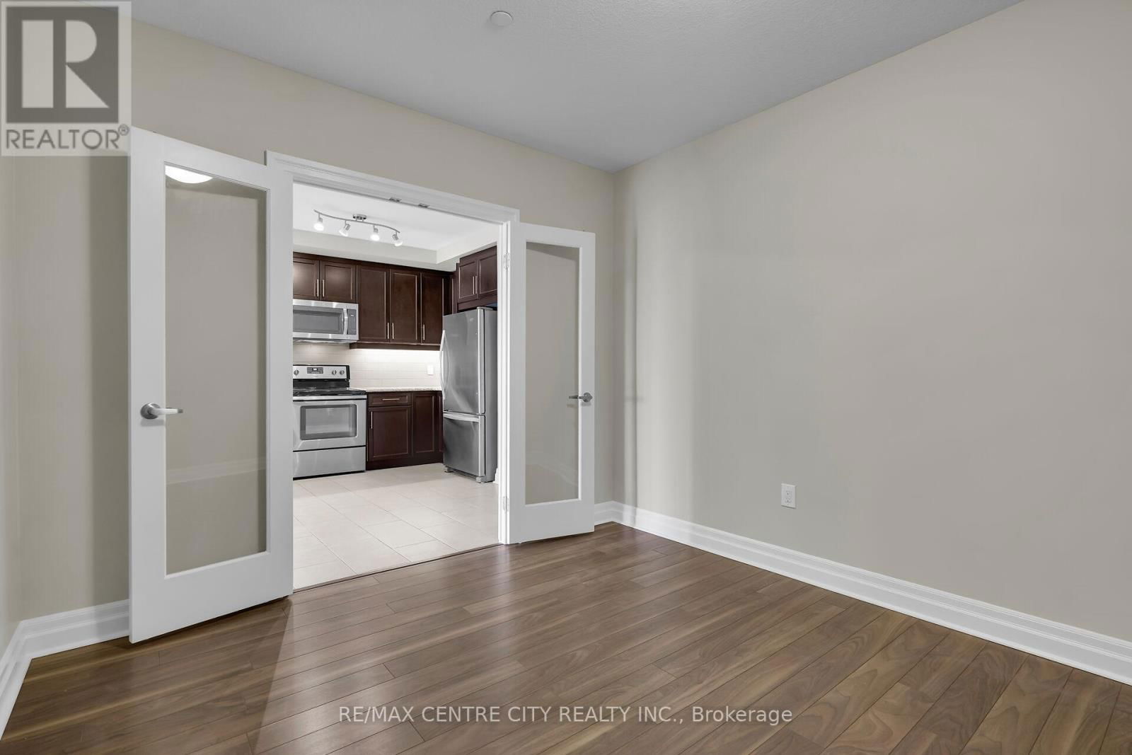 801 - 260 VILLAGEWALK BOULEVARD Image 16