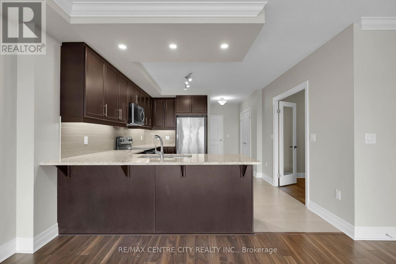 801 - 260 VILLAGEWALK BOULEVARD Image 6