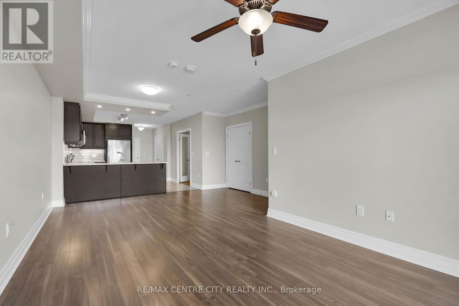 801 - 260 VILLAGEWALK BOULEVARD Image 9