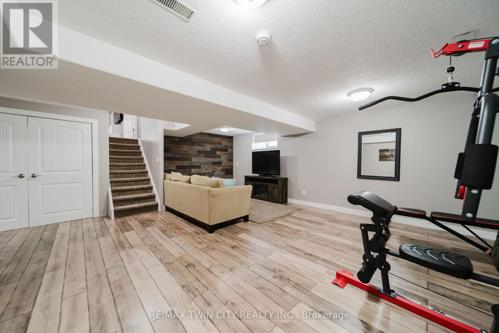 12 SCHNELLER COURT Image 28