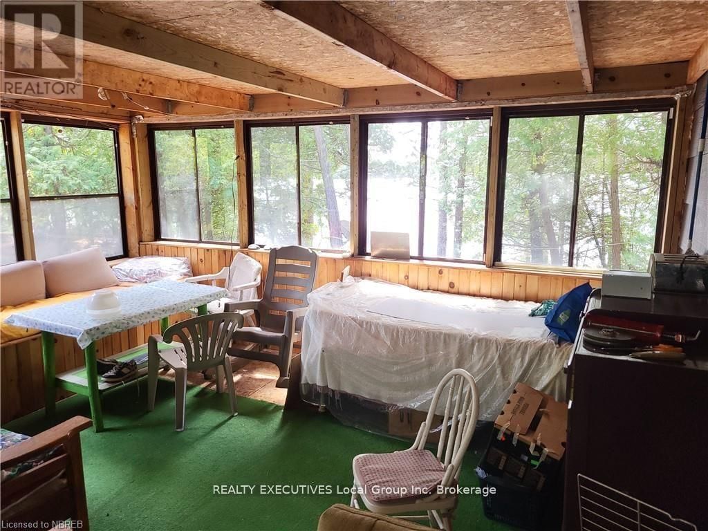 2 ISLAND 939 Image 8