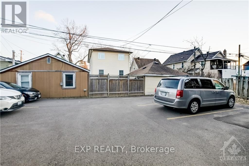 214 CARILLON STREET Image 17