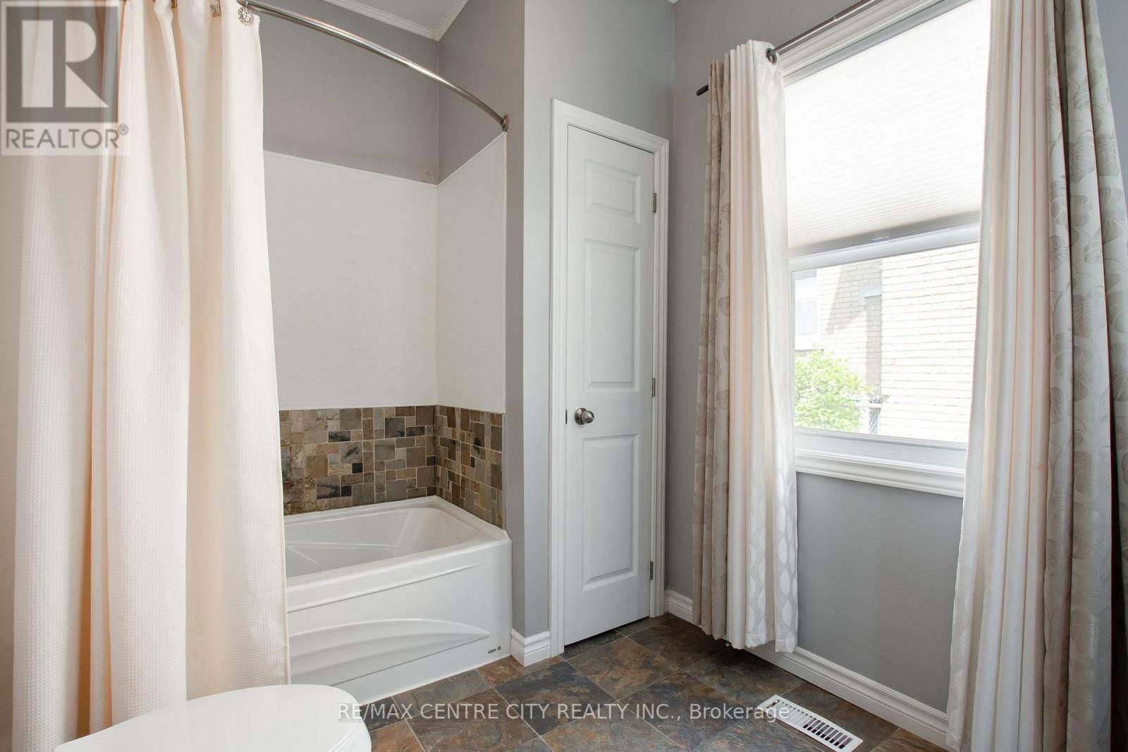 582 PALL MALL STREET Image 15