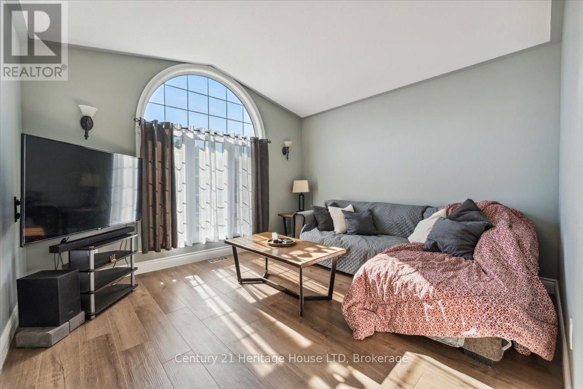 253 ST LAWRENCE DRIVE Image 4