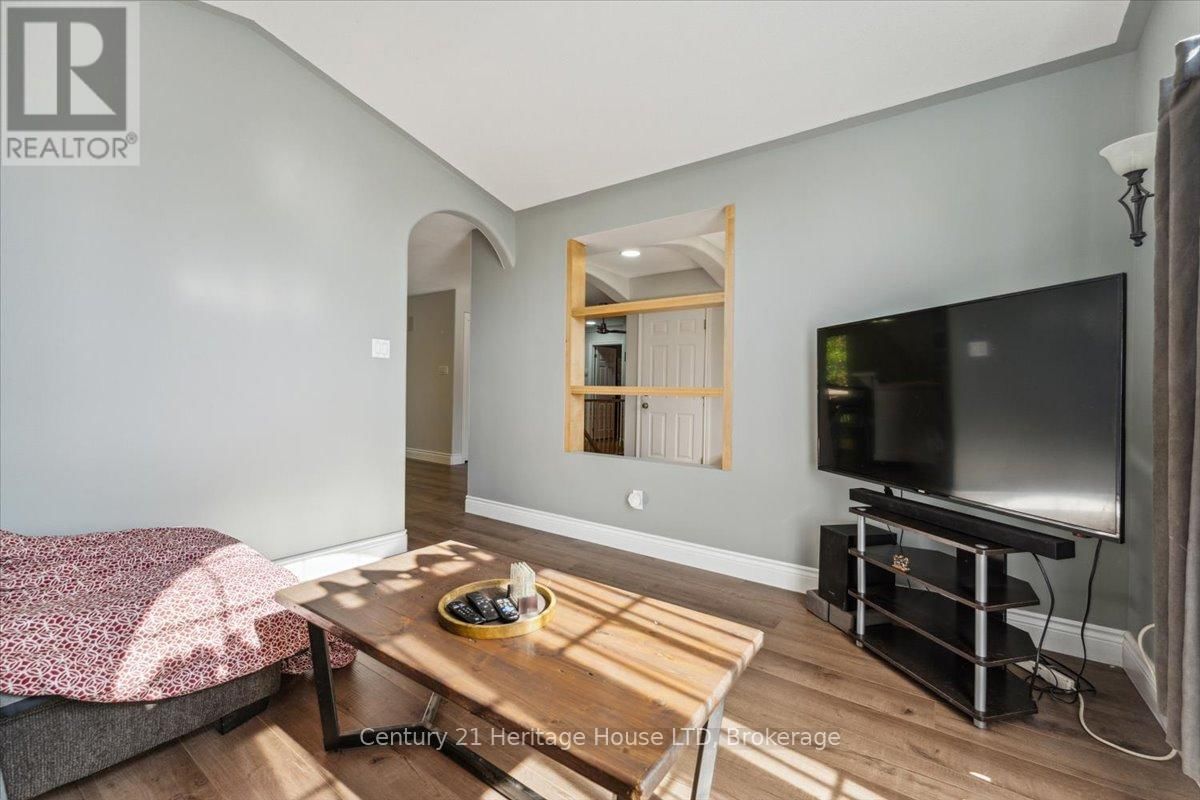 253 ST LAWRENCE DRIVE Image 5