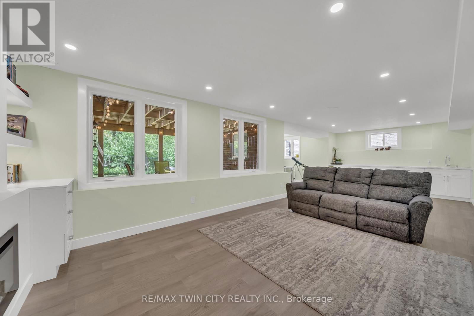437 ZELLER DRIVE Image 31