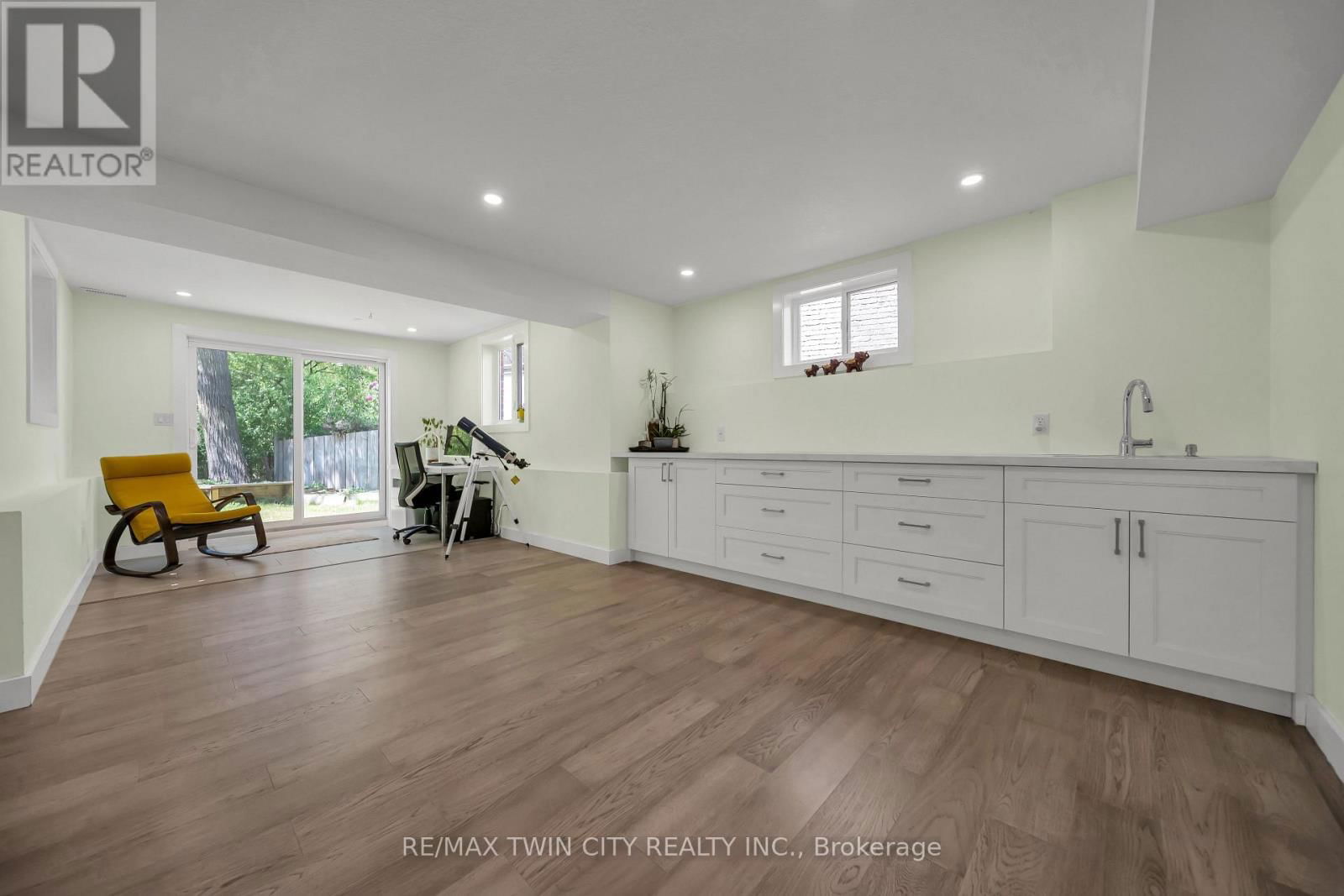 437 ZELLER DRIVE Image 32