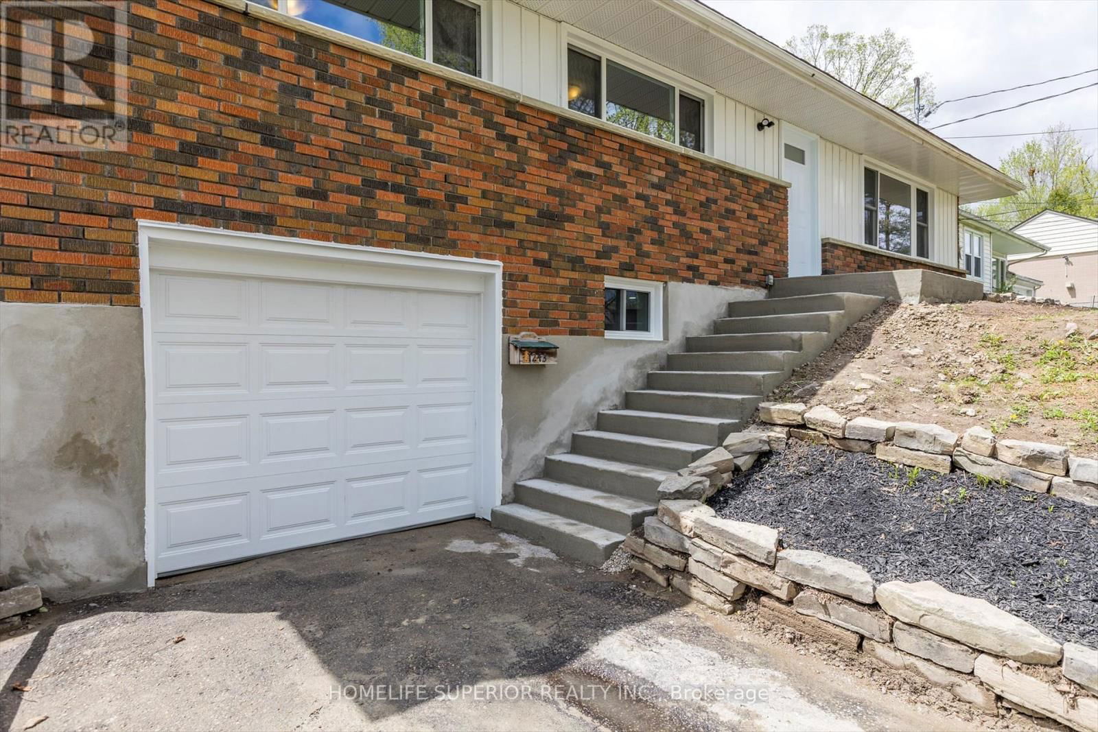 1243 ALBERTUS AVENUE Image 4