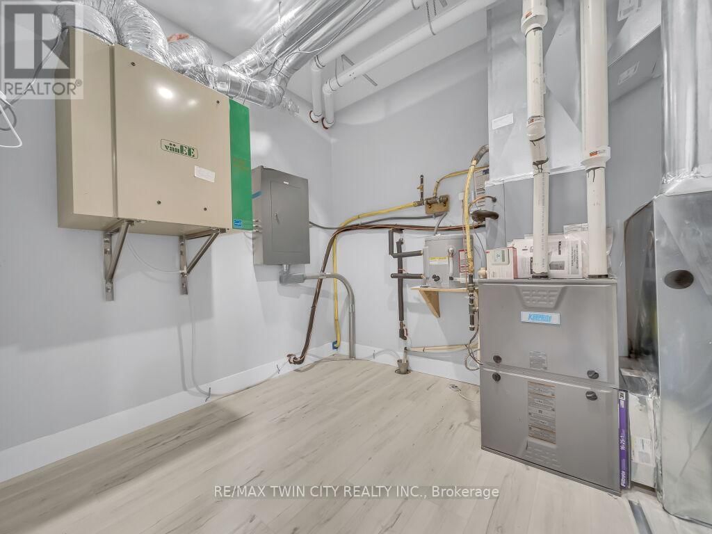 13 BAY STREET Image 17