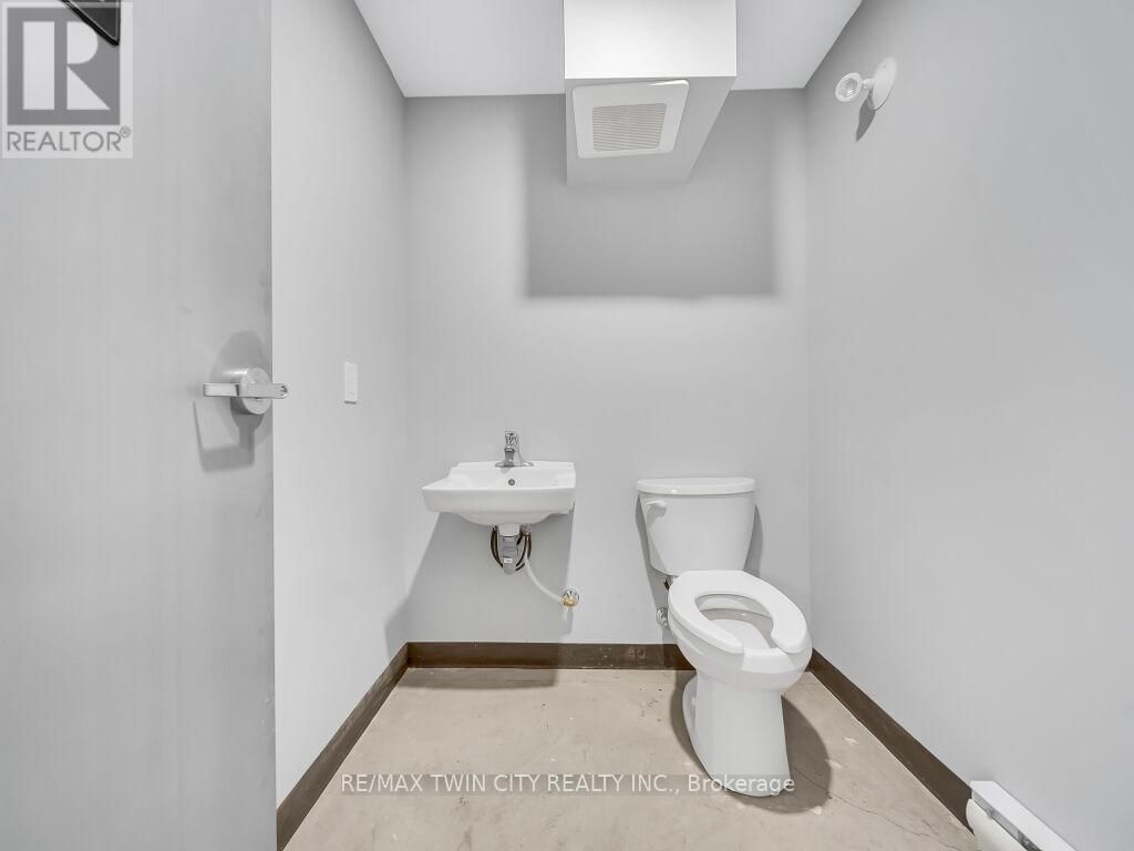 13 BAY STREET Image 32