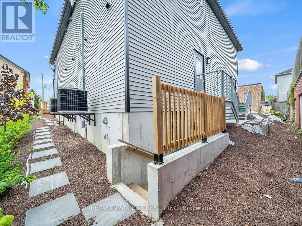 13 BAY STREET Image 38