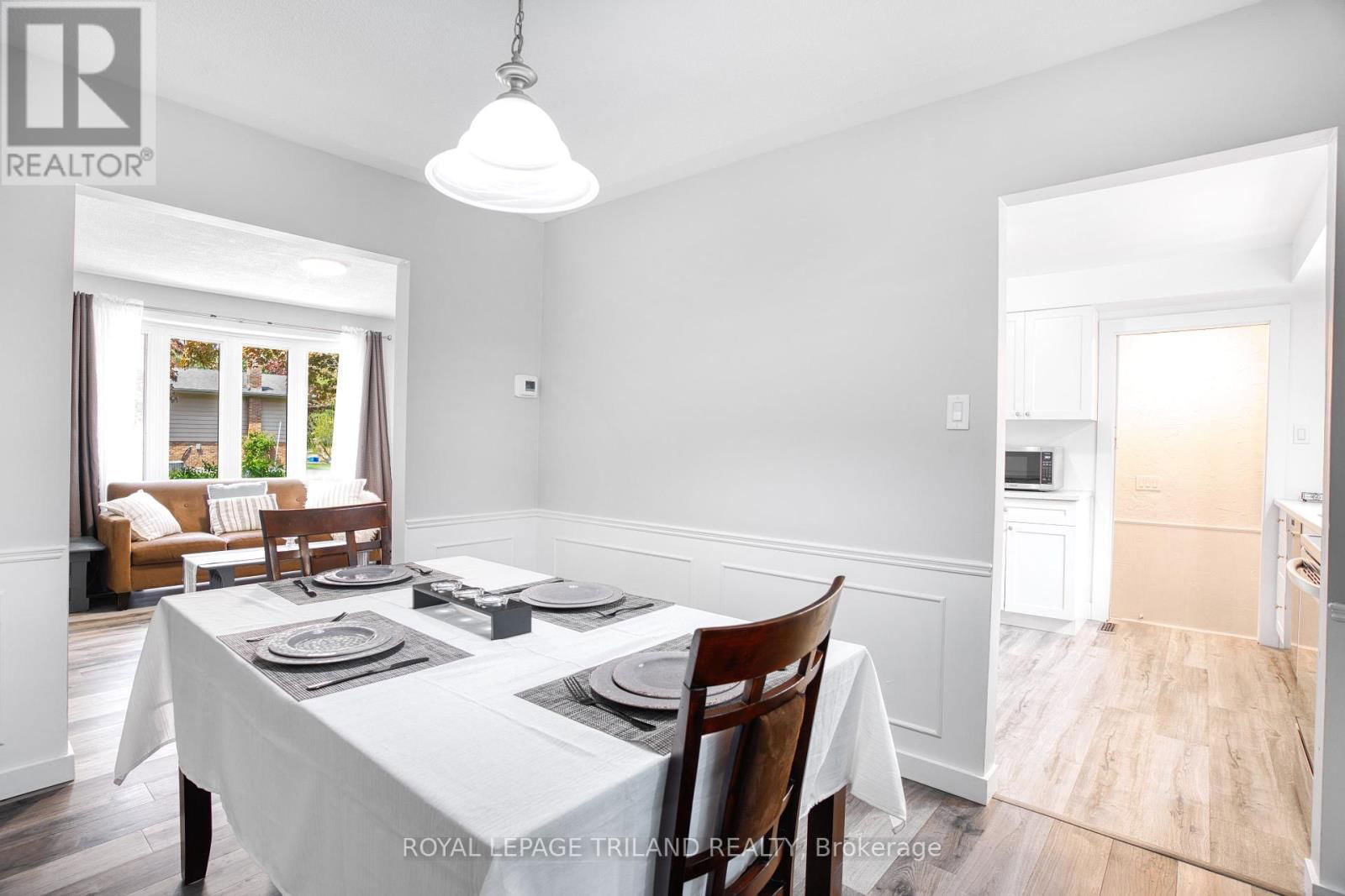 35 ROLLSCOURT GARDENS Image 10