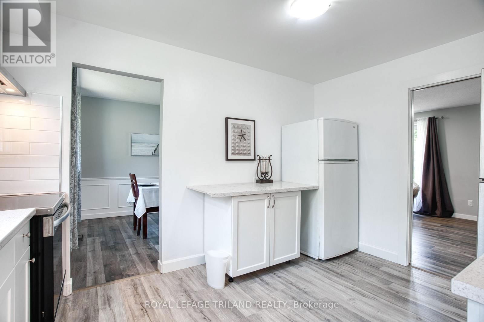 35 ROLLSCOURT GARDENS Image 12