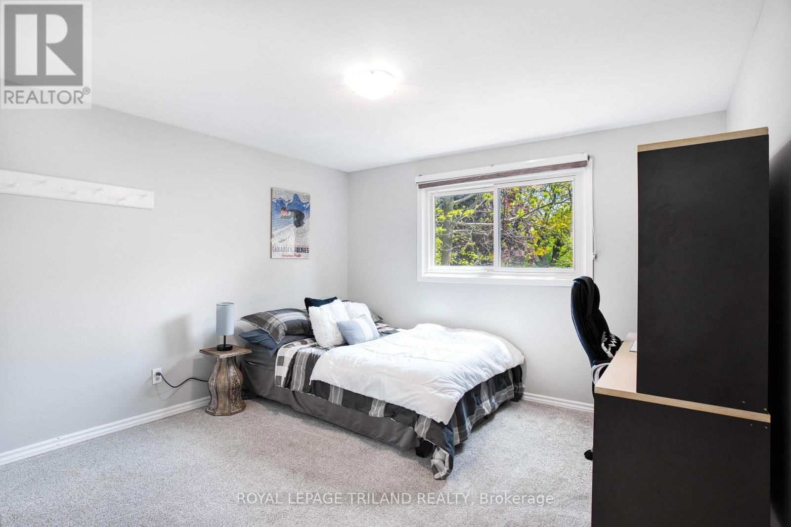 35 ROLLSCOURT GARDENS Image 15