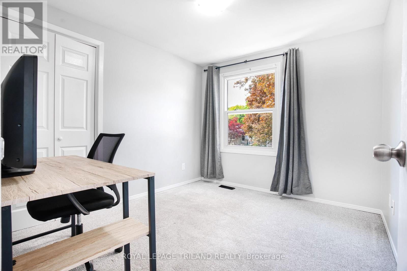 35 ROLLSCOURT GARDENS Image 19