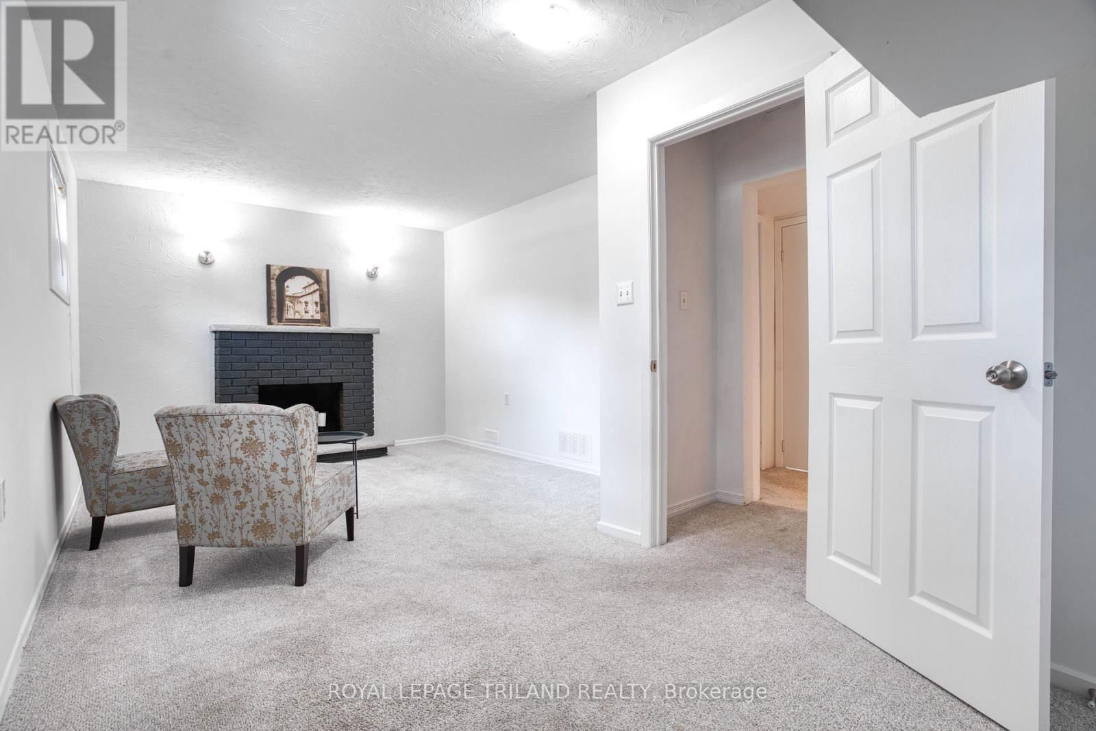 35 ROLLSCOURT GARDENS Image 22