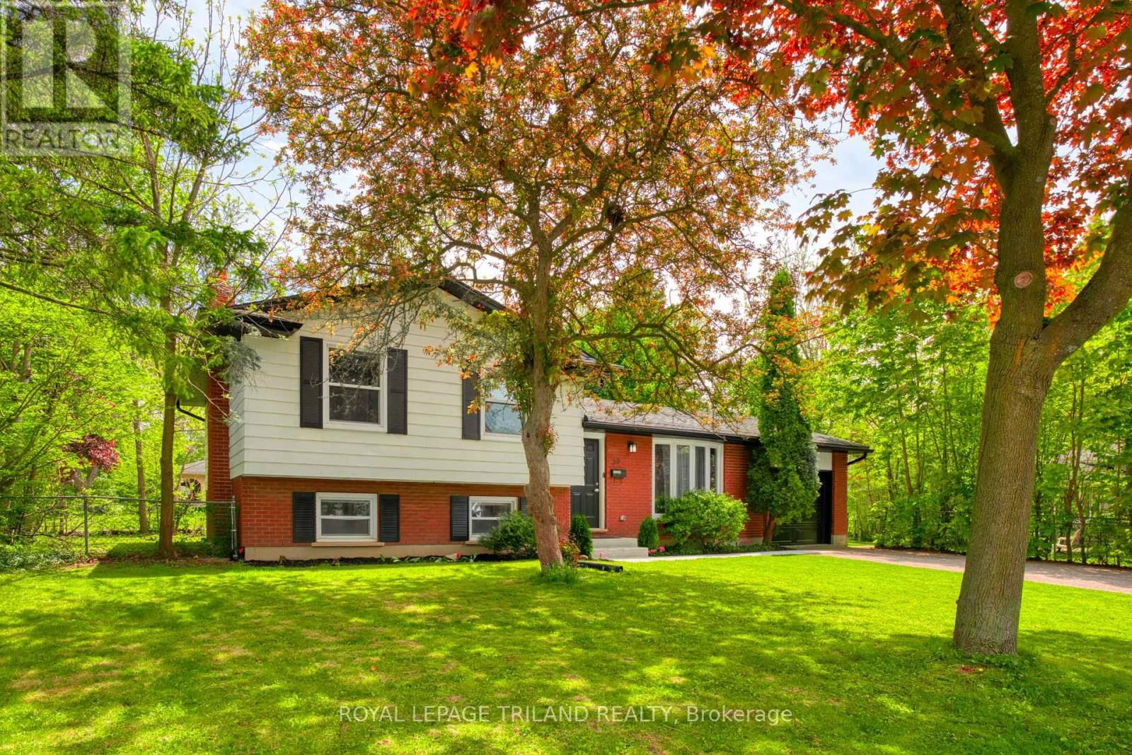 35 ROLLSCOURT GARDENS Image 3