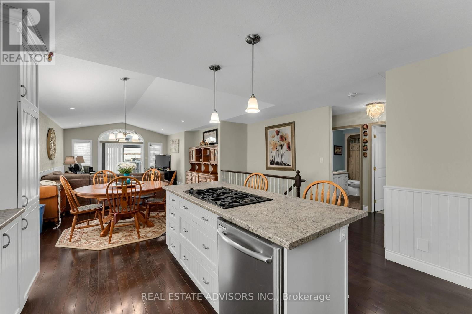 1124 CROSSFIELD AVENUE Image 10
