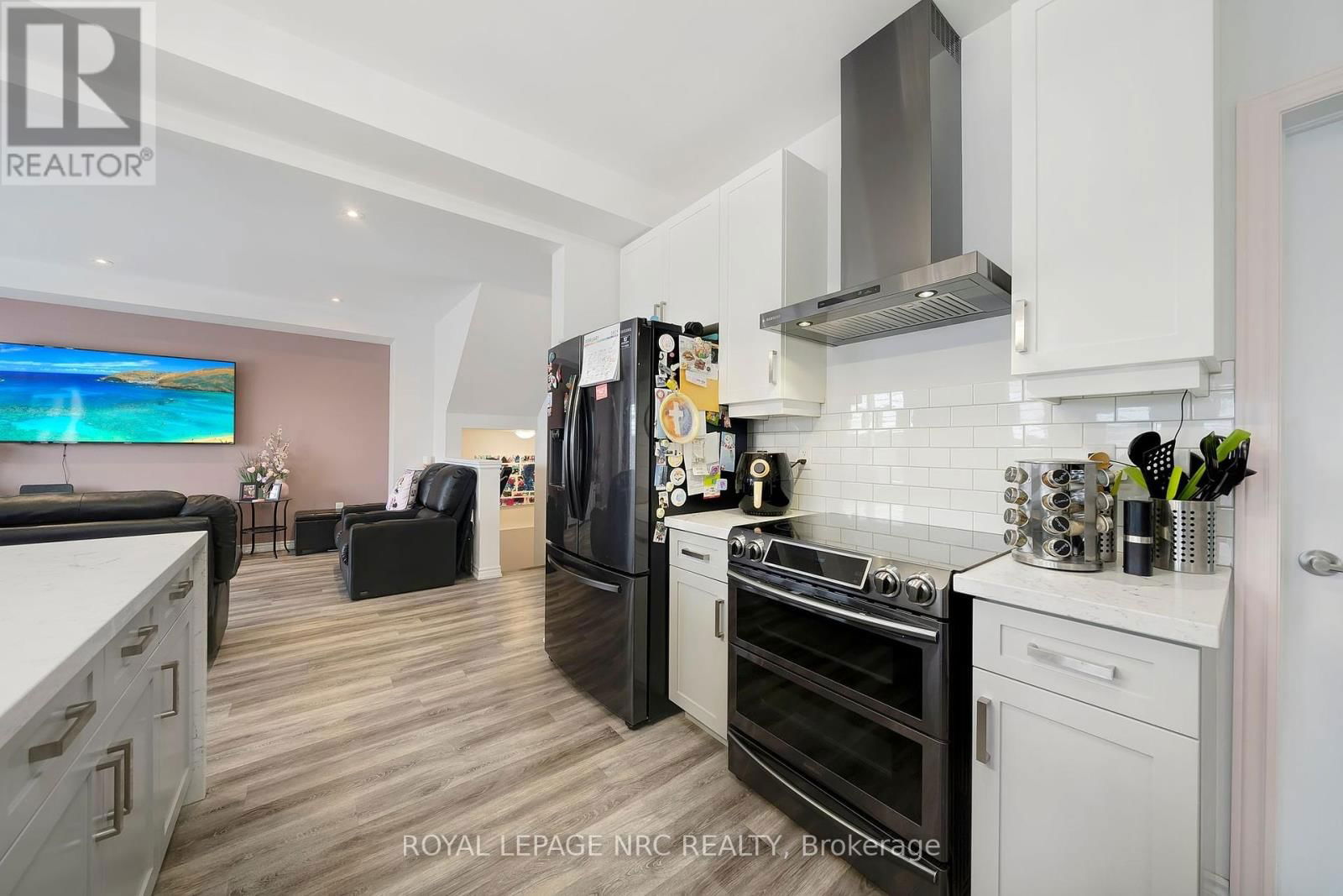 4071 THOMAS STREET Image 10