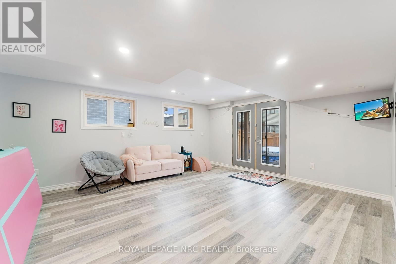 4071 THOMAS STREET Image 25
