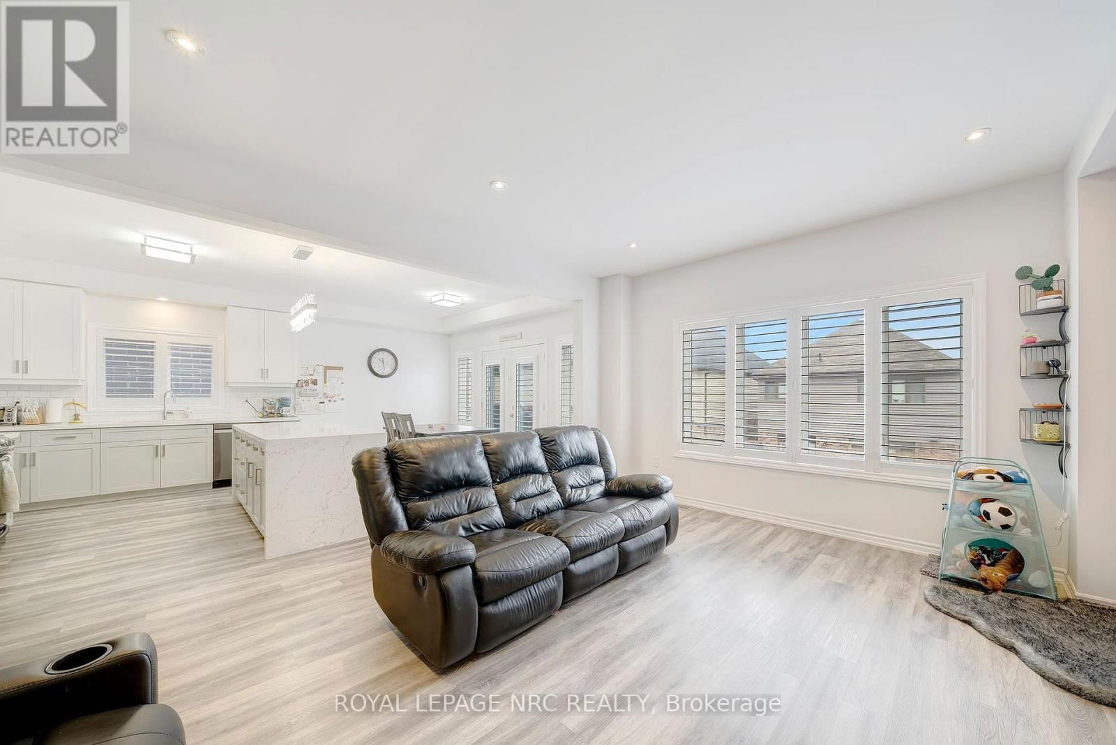 4071 THOMAS STREET Image 6