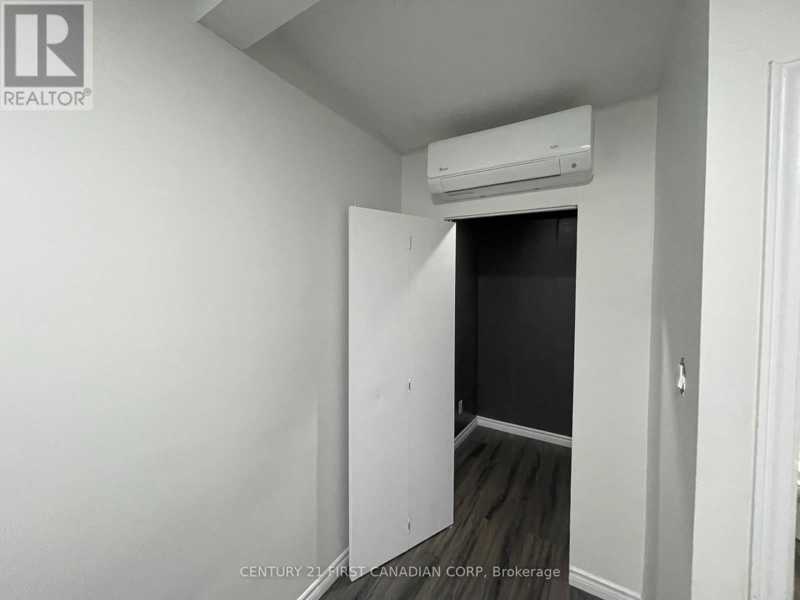292 SIMCOE STREET Image 10