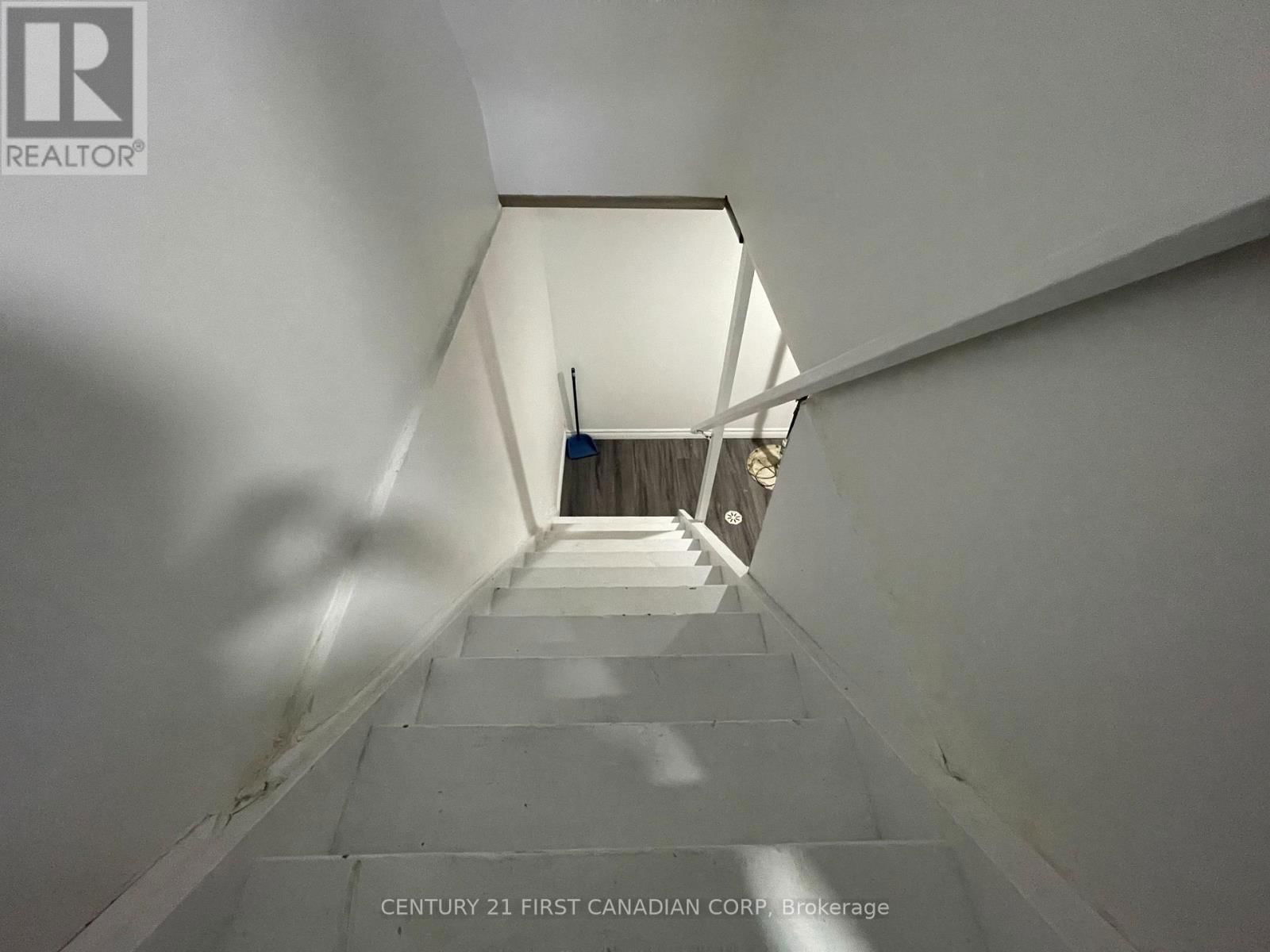 292 SIMCOE STREET Image 11