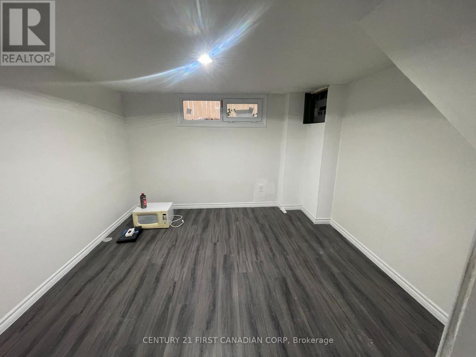 292 SIMCOE STREET Image 12