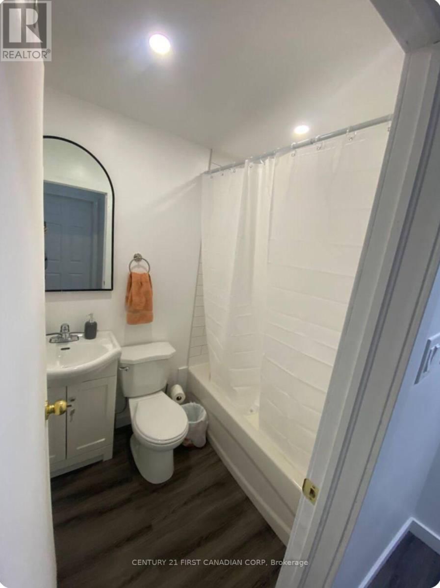 292 SIMCOE STREET Image 16