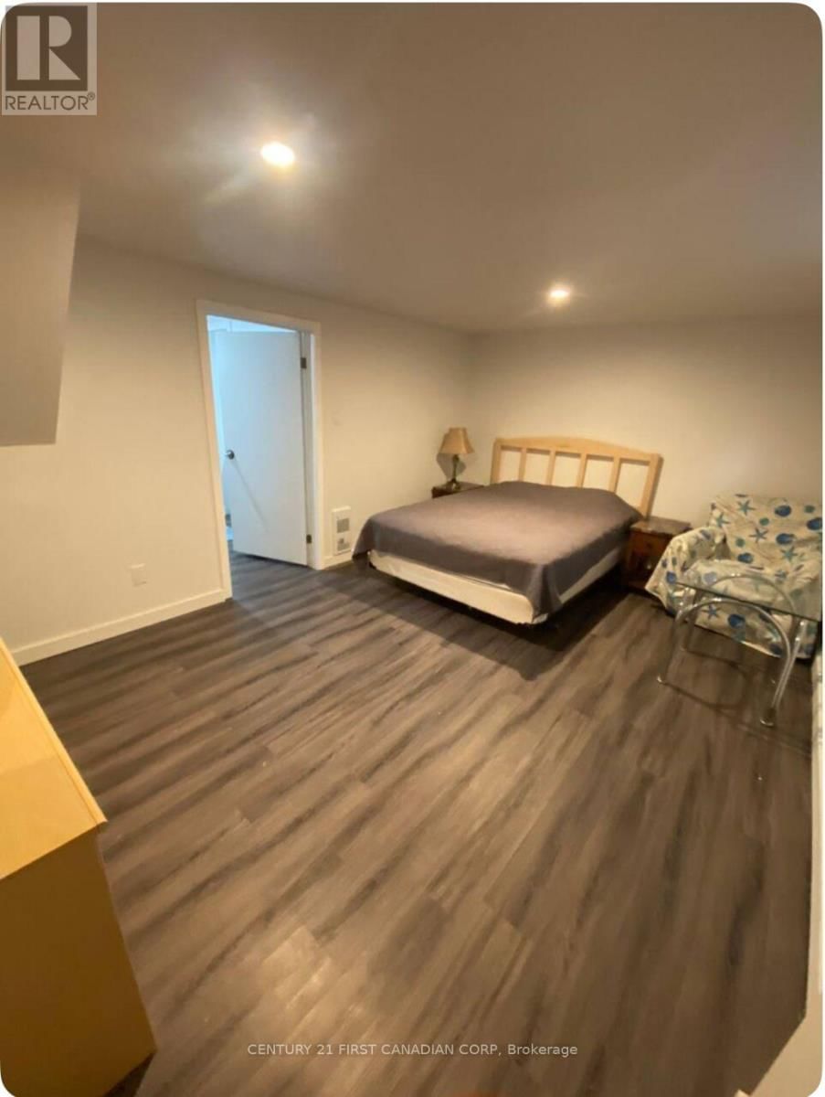 292 SIMCOE STREET Image 19