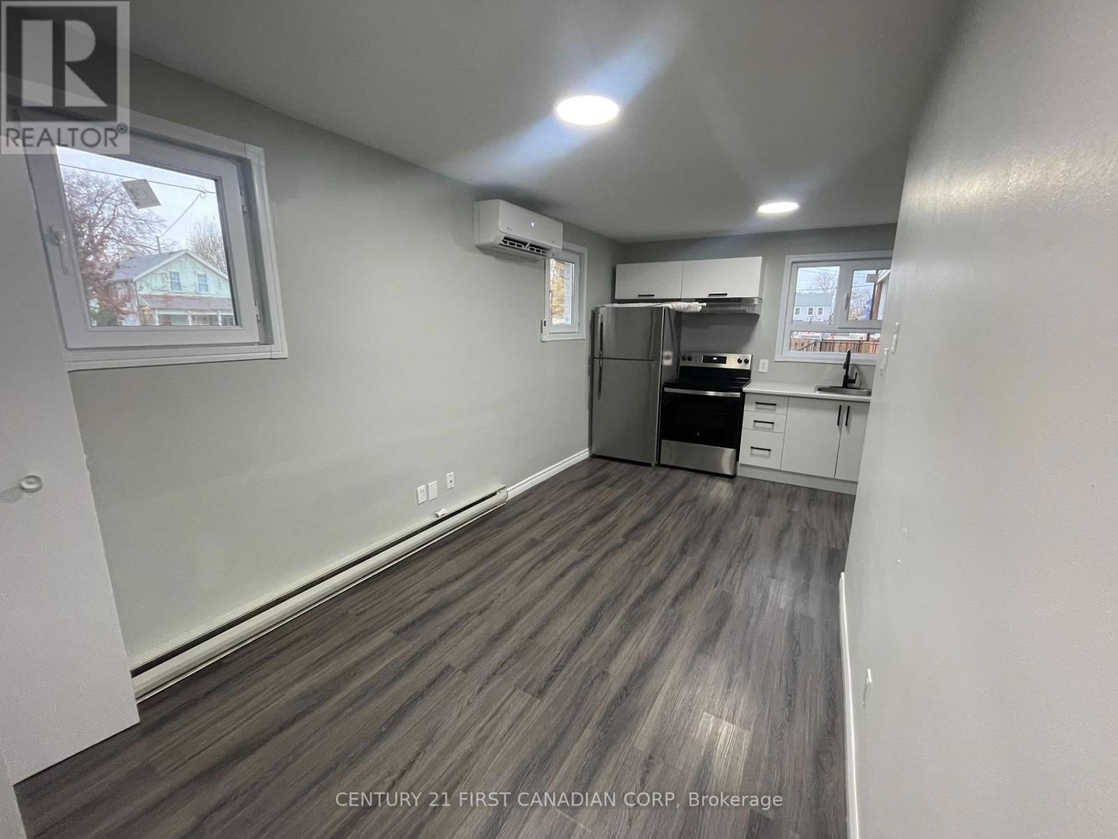 292 SIMCOE STREET Image 2