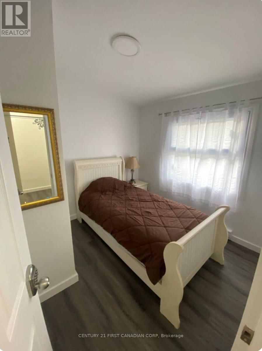 292 SIMCOE STREET Image 21