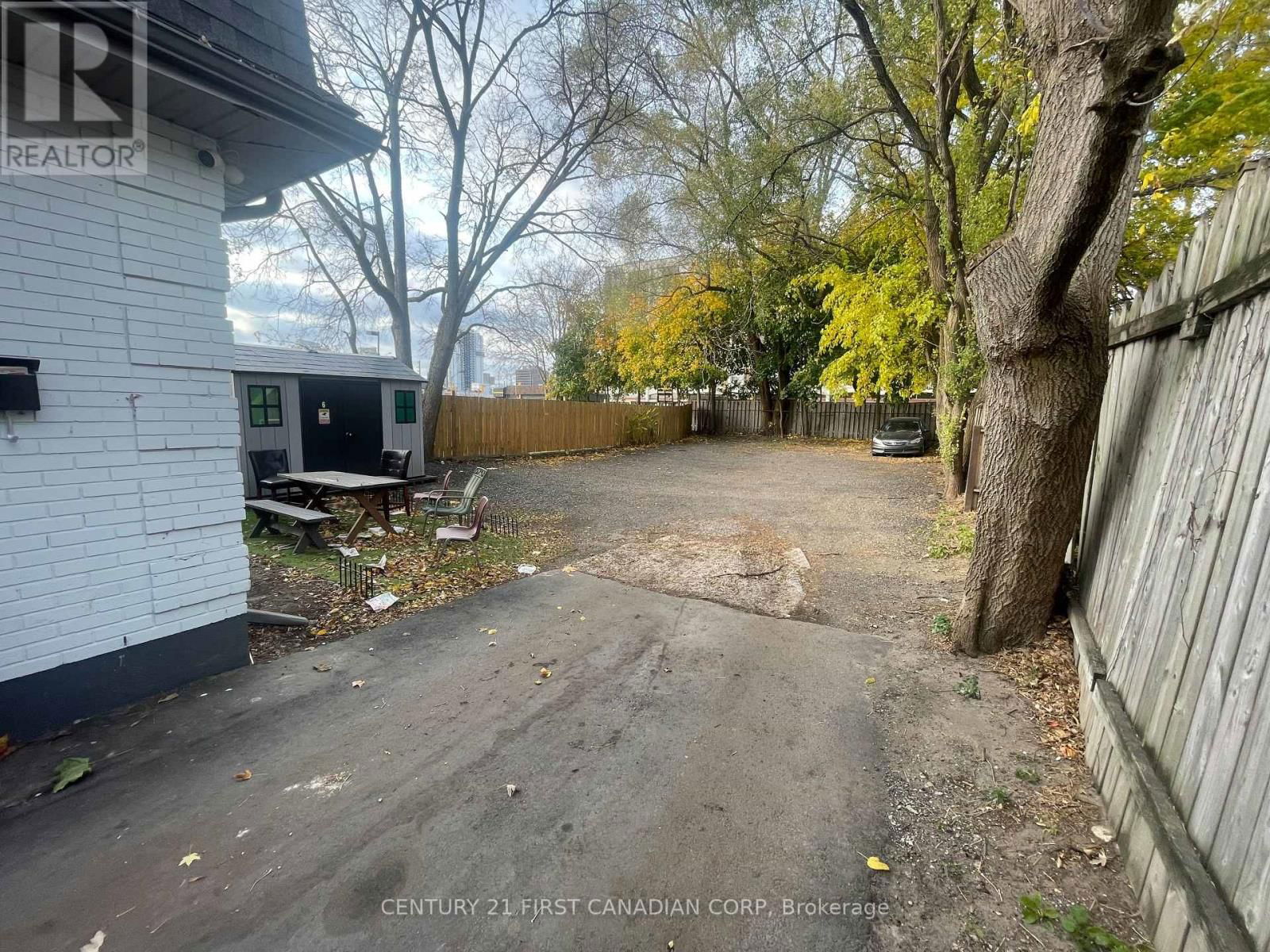 292 SIMCOE STREET Image 23