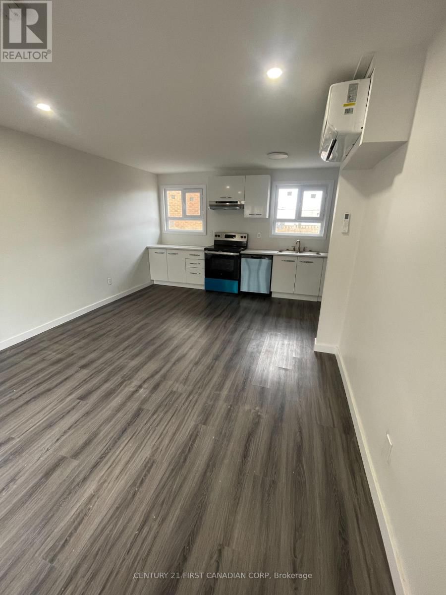 292 SIMCOE STREET Image 25