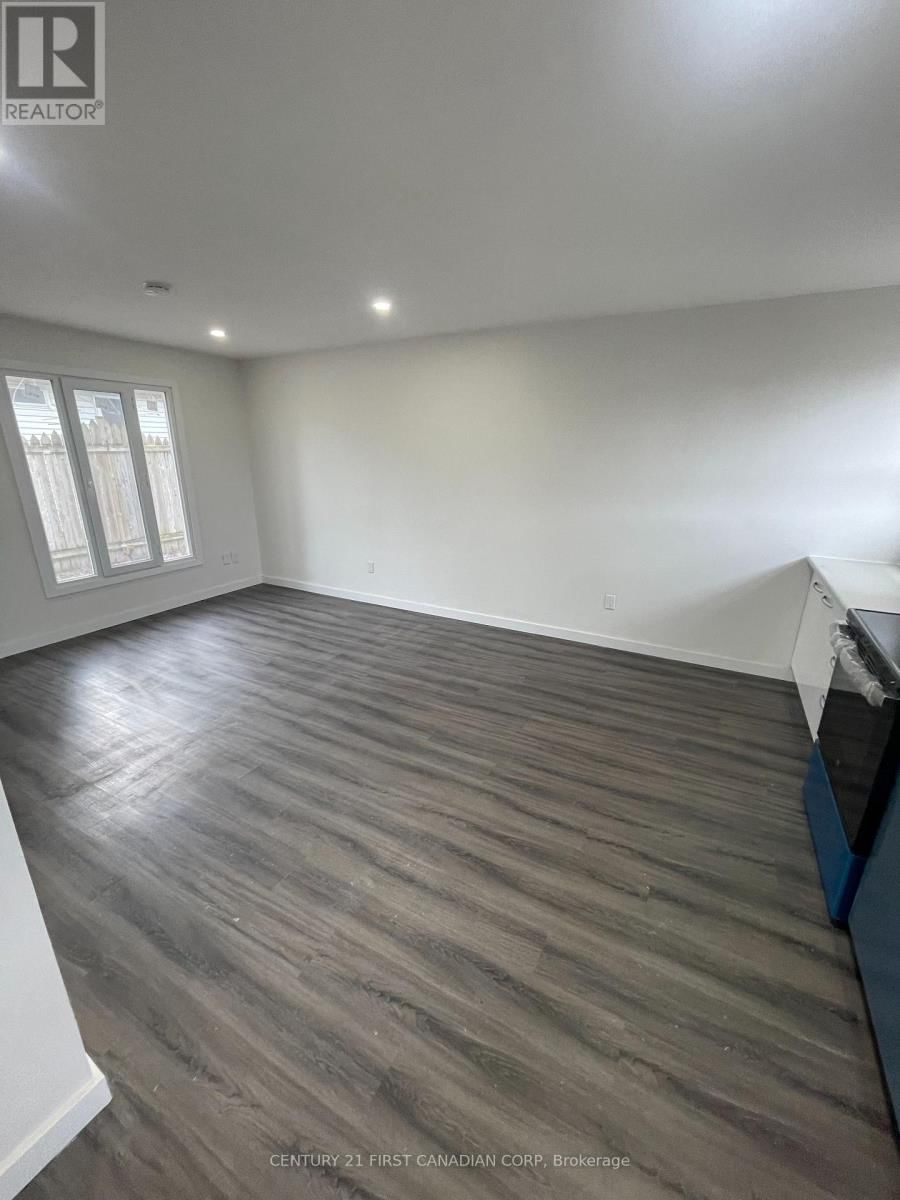 292 SIMCOE STREET Image 27