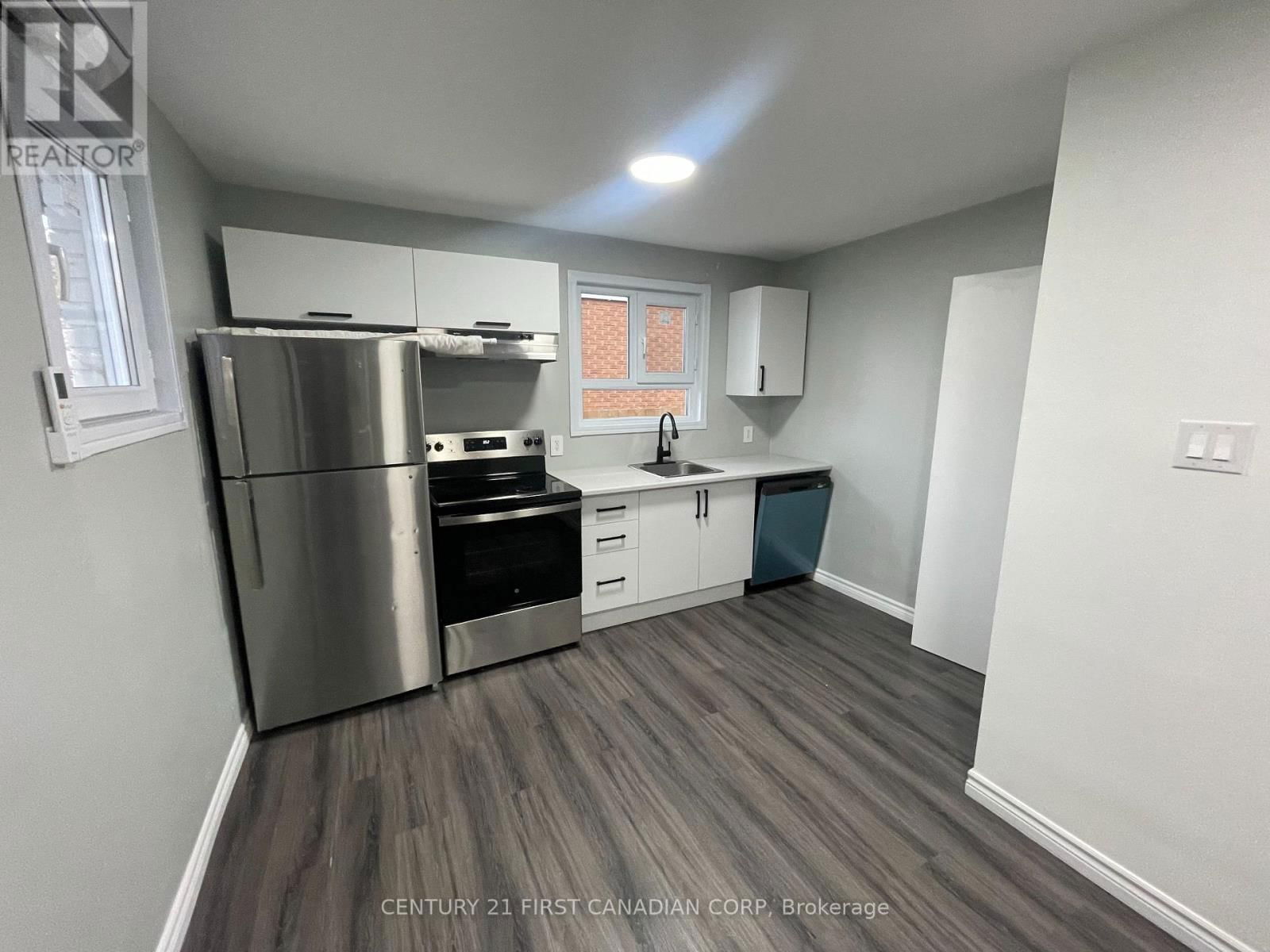 292 SIMCOE STREET Image 3