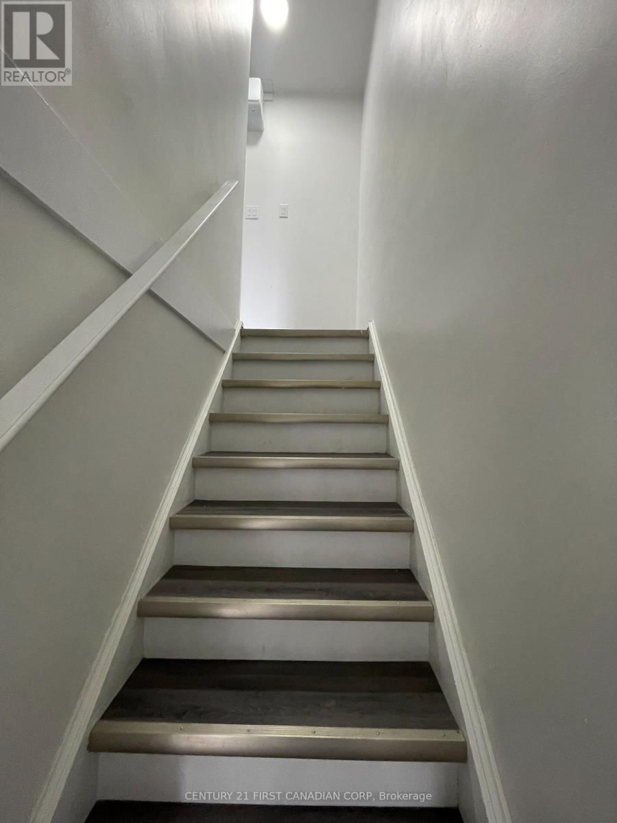 292 SIMCOE STREET Image 33