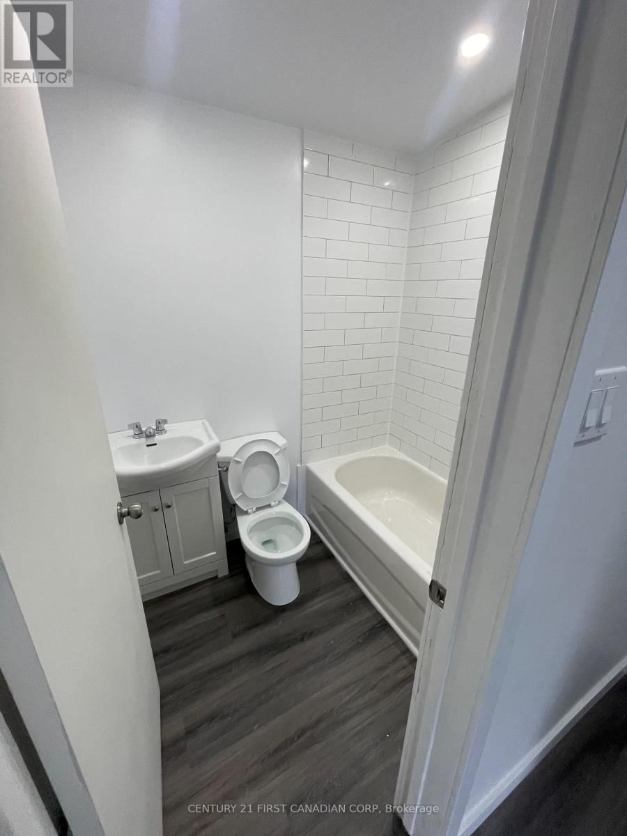 292 SIMCOE STREET Image 35