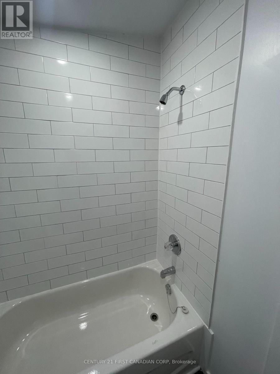 292 SIMCOE STREET Image 36