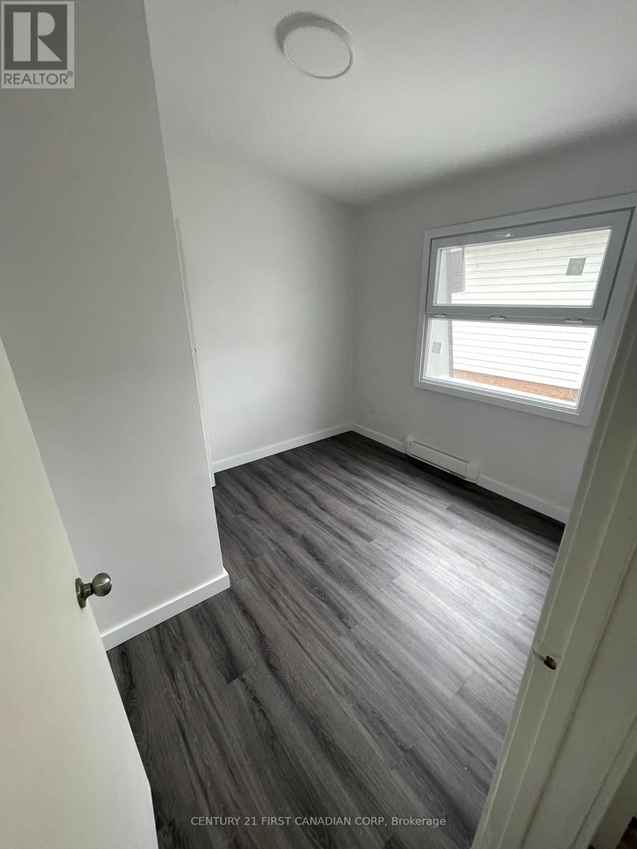 292 SIMCOE STREET Image 38