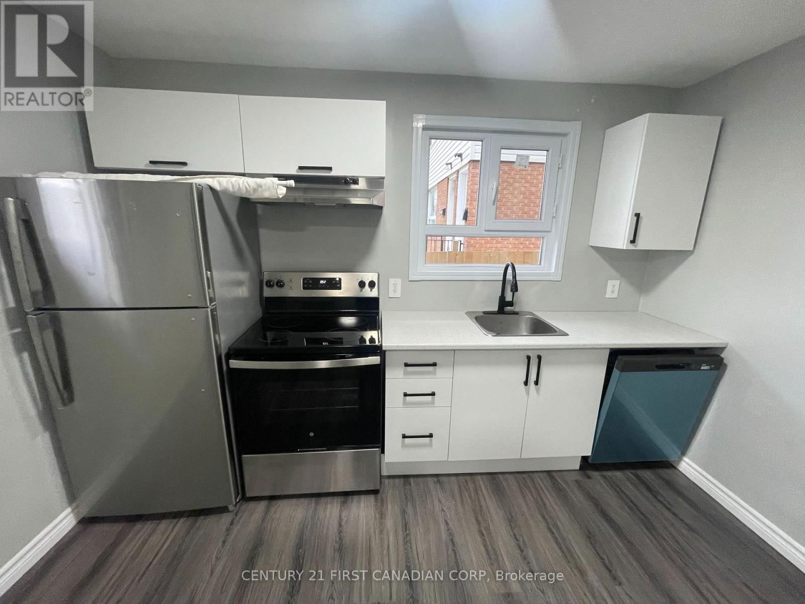 292 SIMCOE STREET Image 4