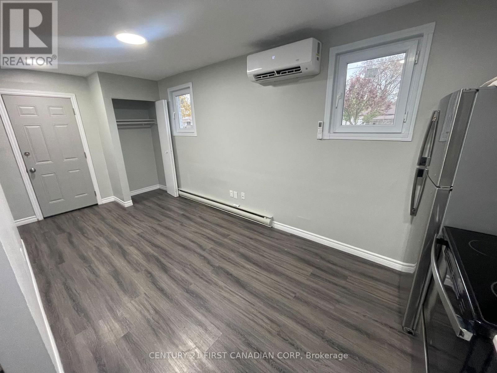 292 SIMCOE STREET Image 5